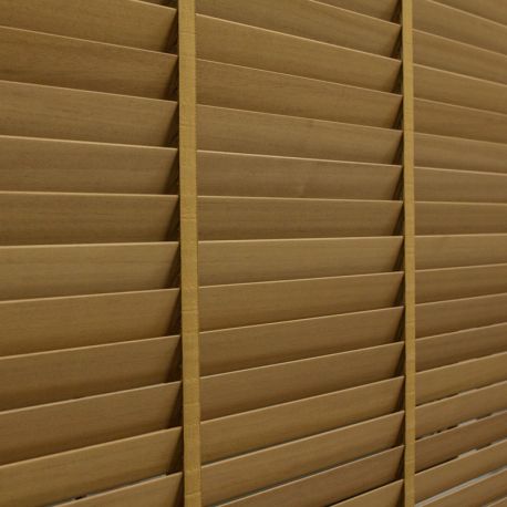 Veneciana de madera con lamas anchas de 50 mm instalada en salón moderno.