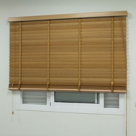 Persiana veneciana de madera en color natural con acabado elegante y cálido.