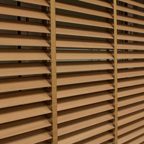 Persiana veneciana de madera elegante y clásica
