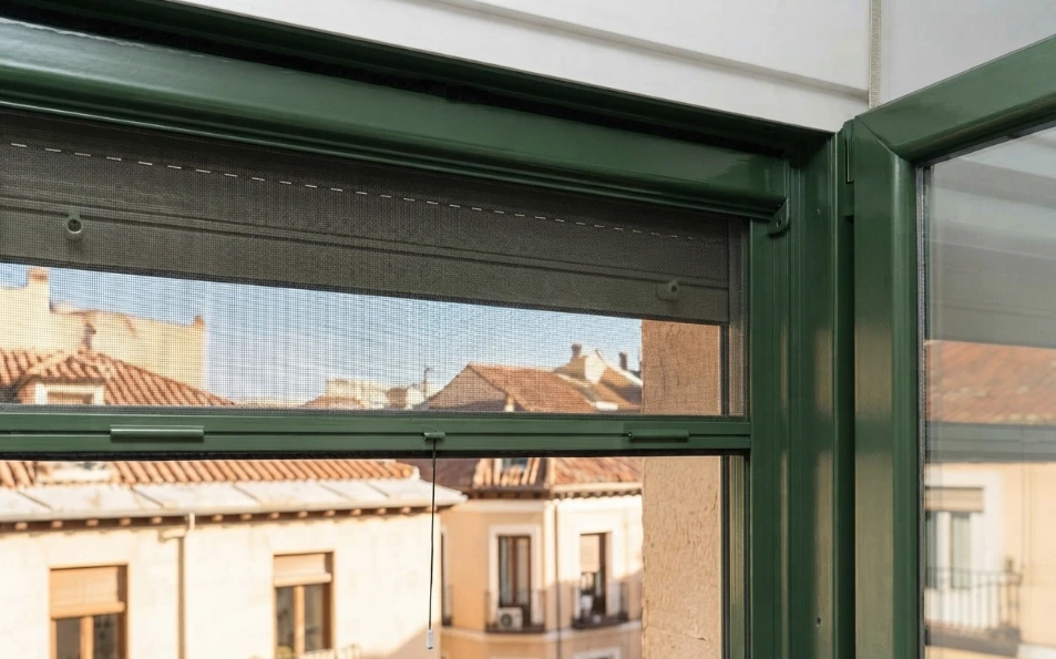Mosquiteras enrollables terminación verde a medida para ventanas - Calidad Premium