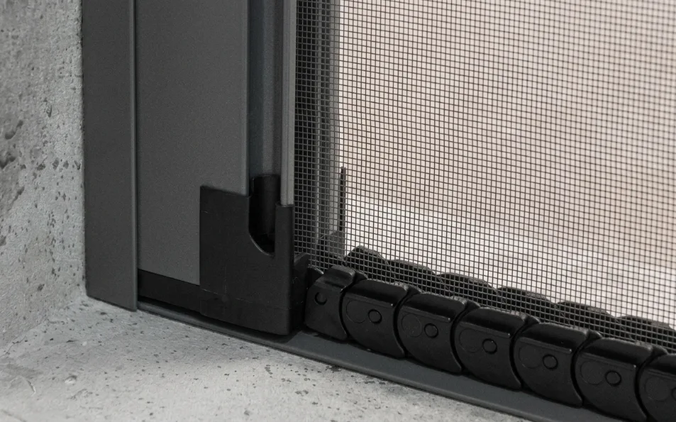 Mosquitera enrollable lateral Flexa gris para puertas