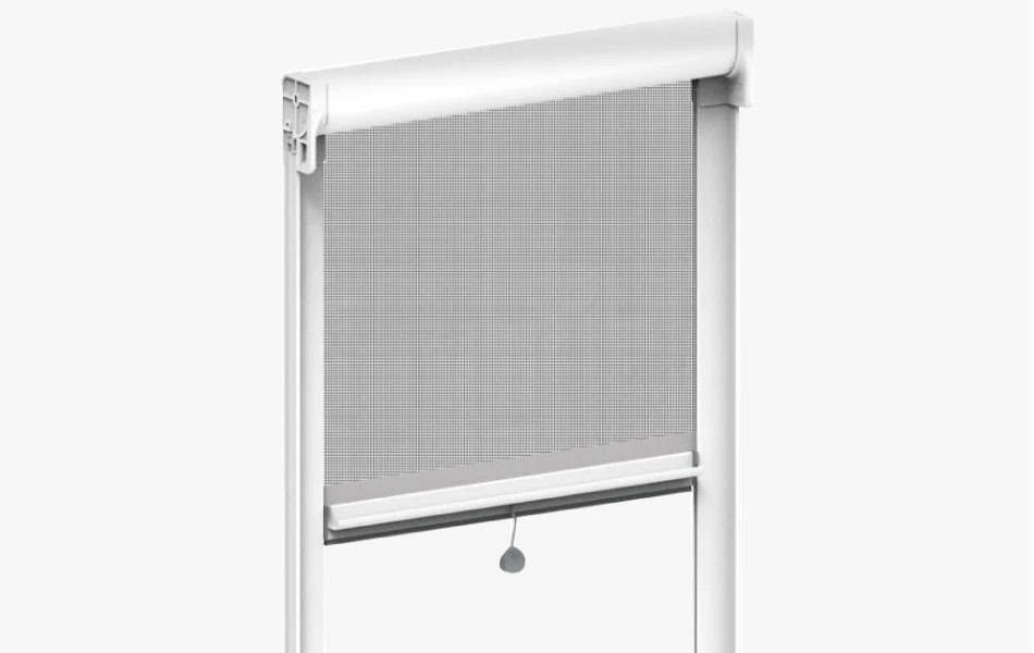 Mosquitera enrollable FAST50 blanca resistente al viento Mosquitera enrollable FAST50 blanca con sistema antiviento instalada