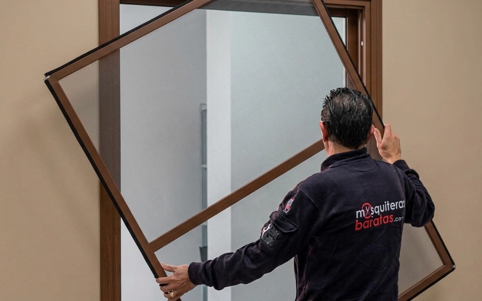 Mosquitera fija marrón de aluminio con malla de fibra de vidrio instalada en ventana