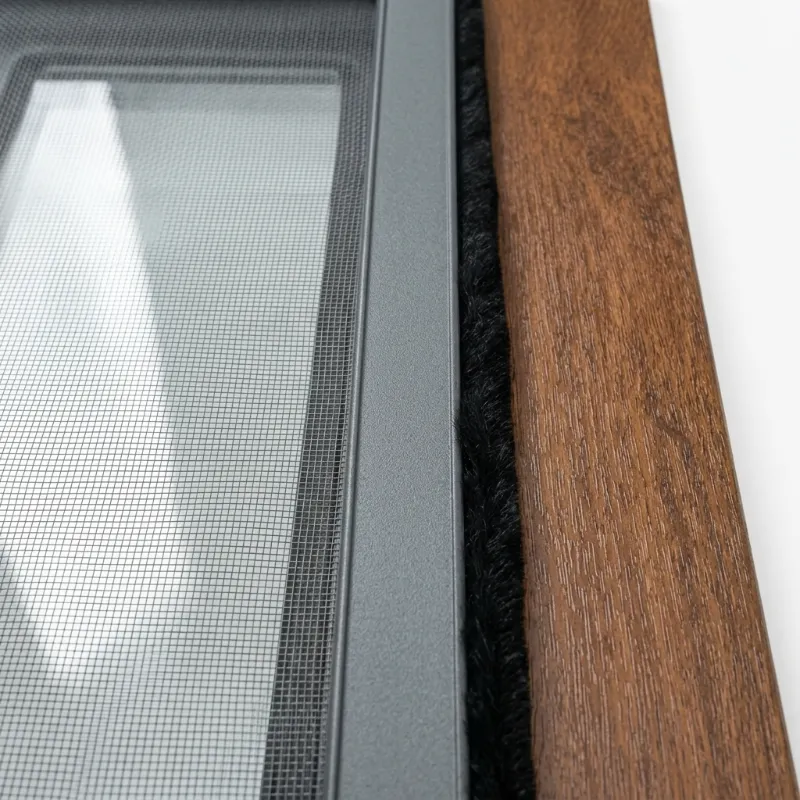 Cierre perimetral alrededor de la ventana mosquitera fija PVC