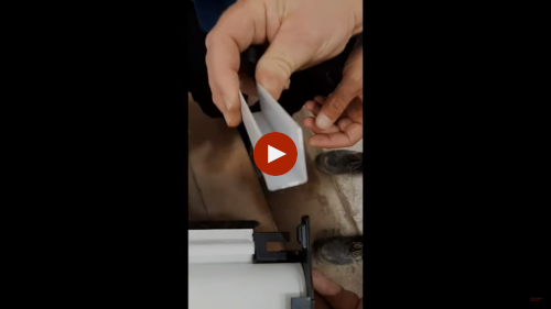 Vídeo de instalación de mosquitera enrollable antiviento con cierre cricchetto