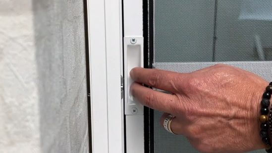 Añade un tirador embutido a tu mosquitera corredera