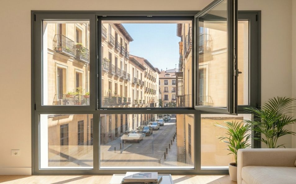 Mosquitera con cajetín superior y guías laterales de sellado hermético