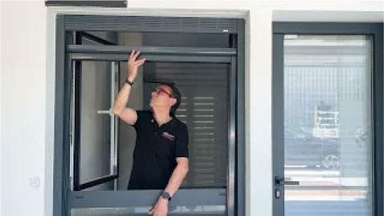Mide tu ventana para instalar la mosquitera enrollable ¡Sin tornillos!
